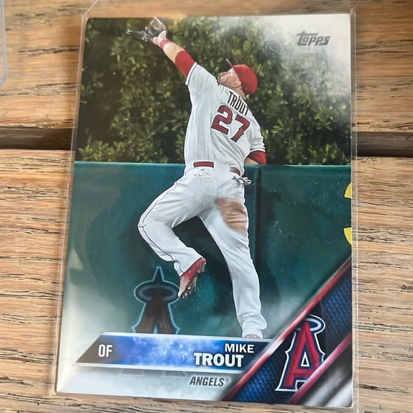 2016 Topps Series One #1 Mike Trout - Picture 1 of 2